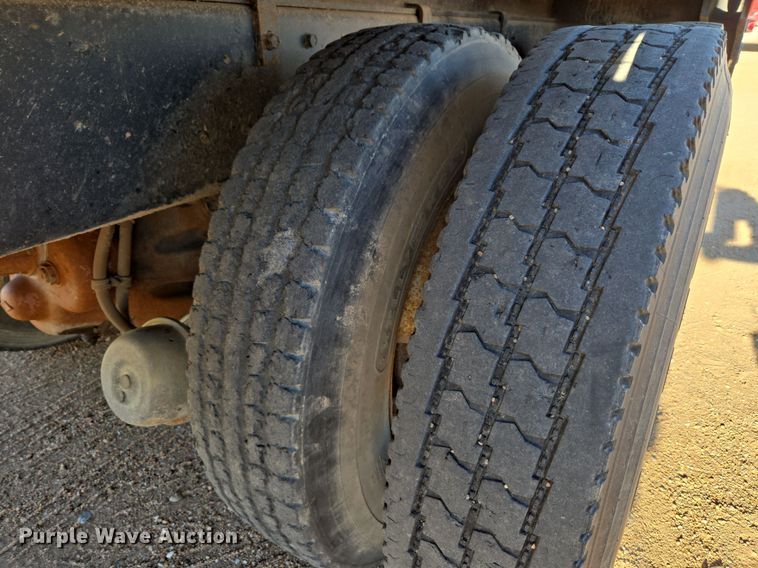 image for item DO1757 1991 International Paystar 5000 winch truck