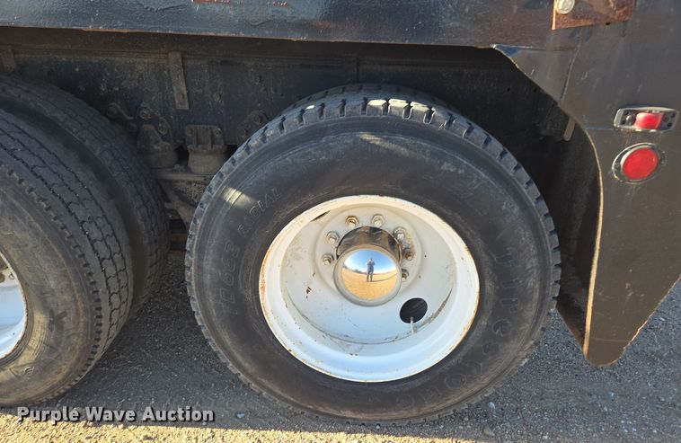 image for item DO1757 1991 International Paystar 5000 winch truck