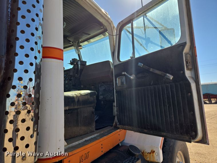 image for item DO1763 1981 Autocar winch truck