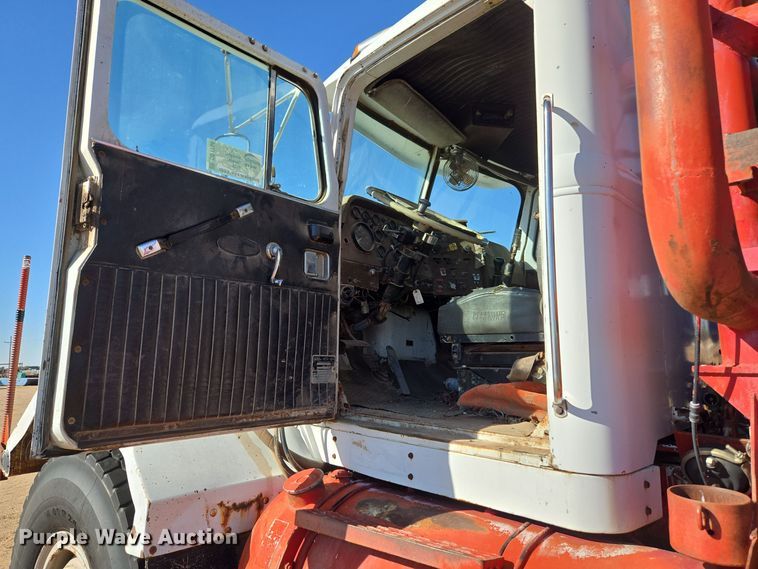 image for item DO1764 1981 Autocar DC10364B winch truck