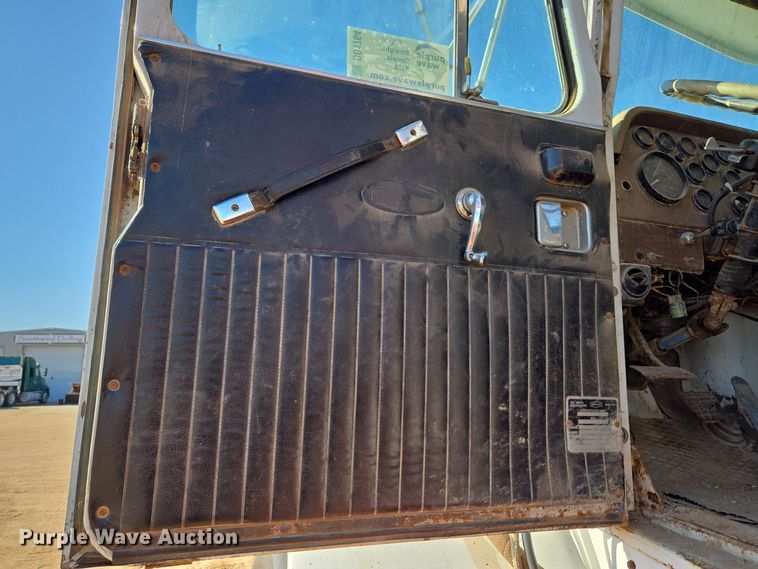 image for item DO1764 1981 Autocar DC10364B winch truck