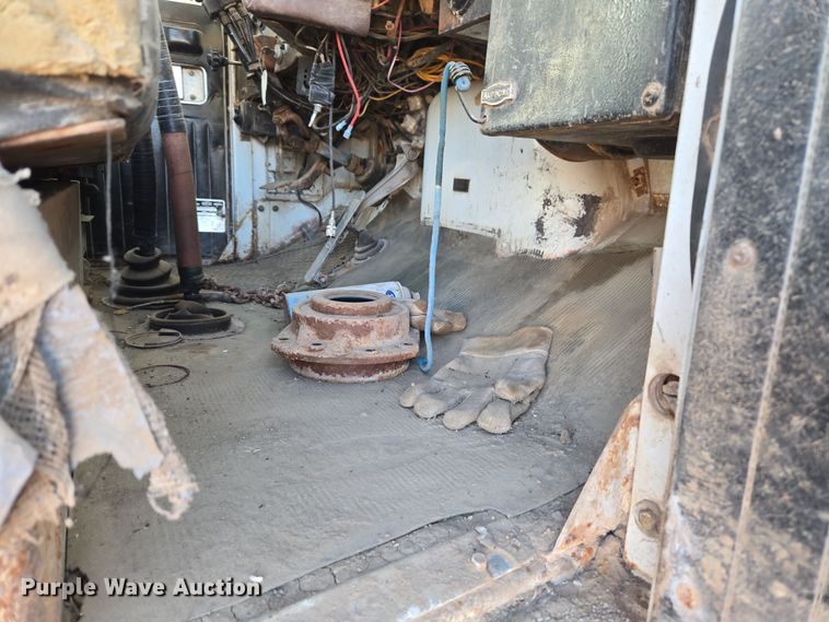 image for item DO1764 1981 Autocar DC10364B winch truck