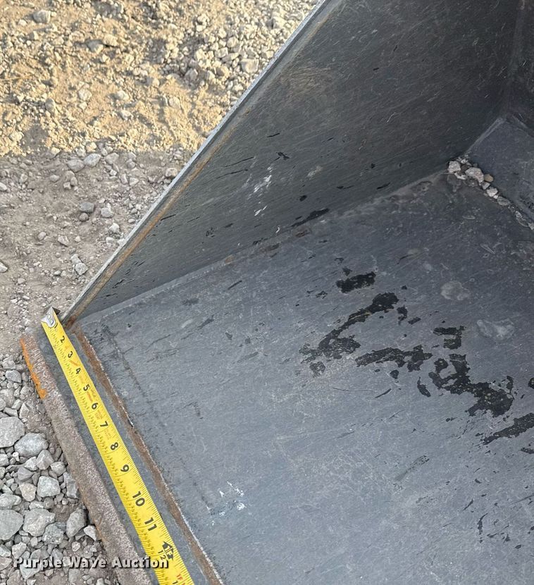 image for item DO7609 Berlon compact skid steer bucket