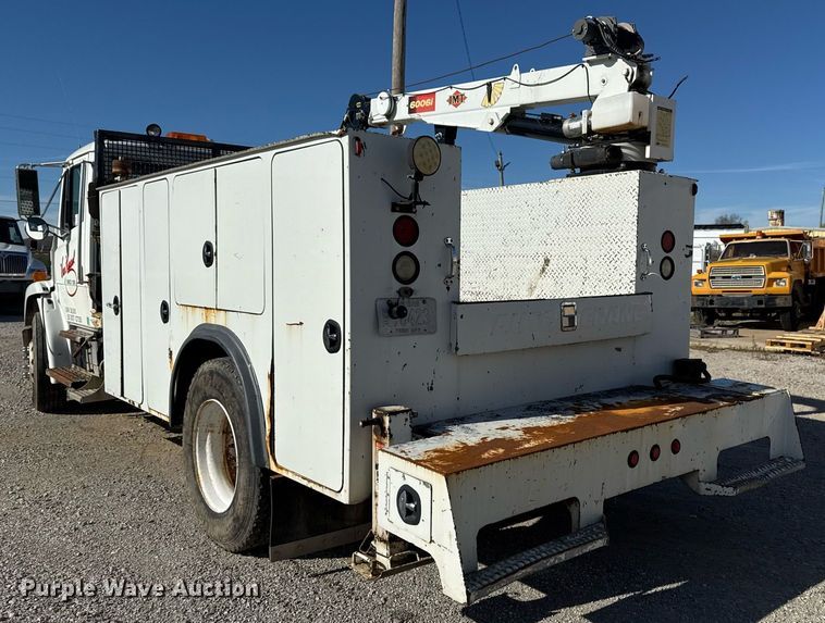 image for item DO7616 2001 Freightliner FL70 utility / service truck