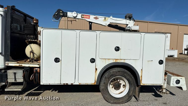 image for item DO7616 2001 Freightliner FL70 utility / service truck