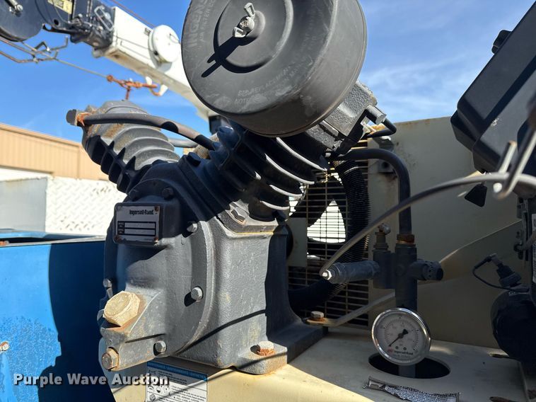 image for item DO7616 2001 Freightliner FL70 utility / service truck