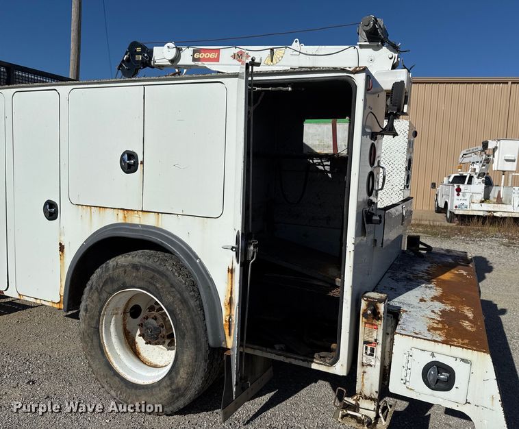 image for item DO7616 2001 Freightliner FL70 utility / service truck