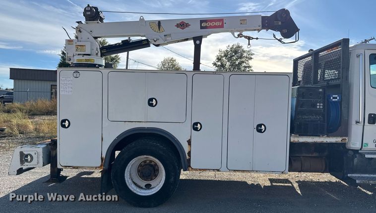 image for item DO7616 2001 Freightliner FL70 utility / service truck