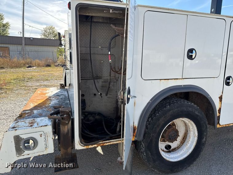 image for item DO7616 2001 Freightliner FL70 utility / service truck