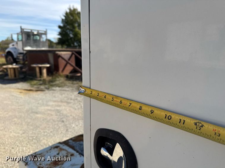 image for item DO7616 2001 Freightliner FL70 utility / service truck