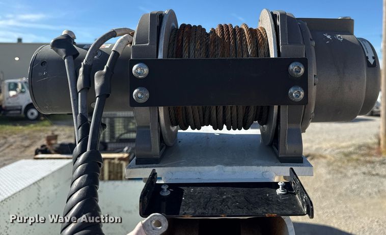 image for item DO7616 2001 Freightliner FL70 utility / service truck