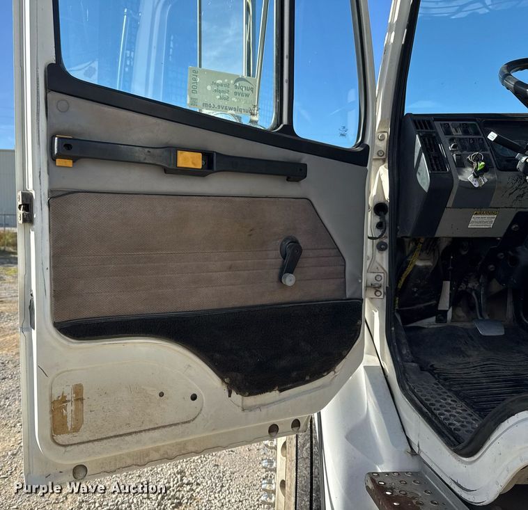 image for item DO7616 2001 Freightliner FL70 utility / service truck