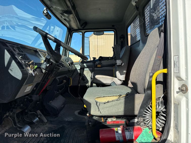 image for item DO7616 2001 Freightliner FL70 utility / service truck