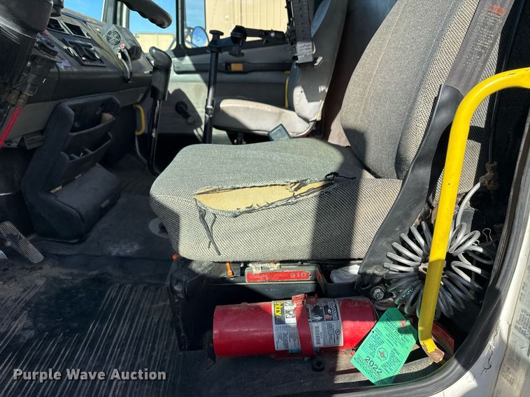 image for item DO7616 2001 Freightliner FL70 utility / service truck