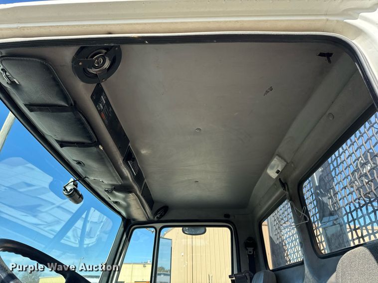 image for item DO7616 2001 Freightliner FL70 utility / service truck