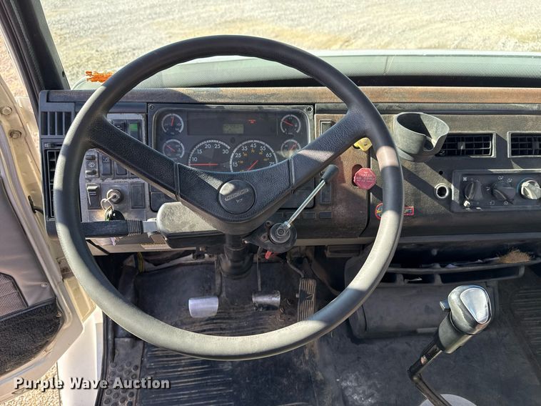 image for item DO7616 2001 Freightliner FL70 utility / service truck