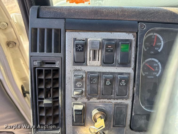 image for item DO7616 2001 Freightliner FL70 utility / service truck