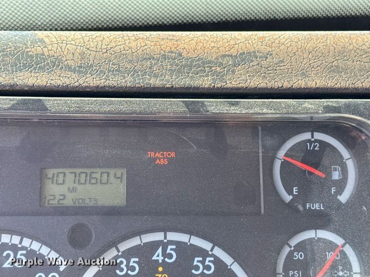 image for item DO7616 2001 Freightliner FL70 utility / service truck