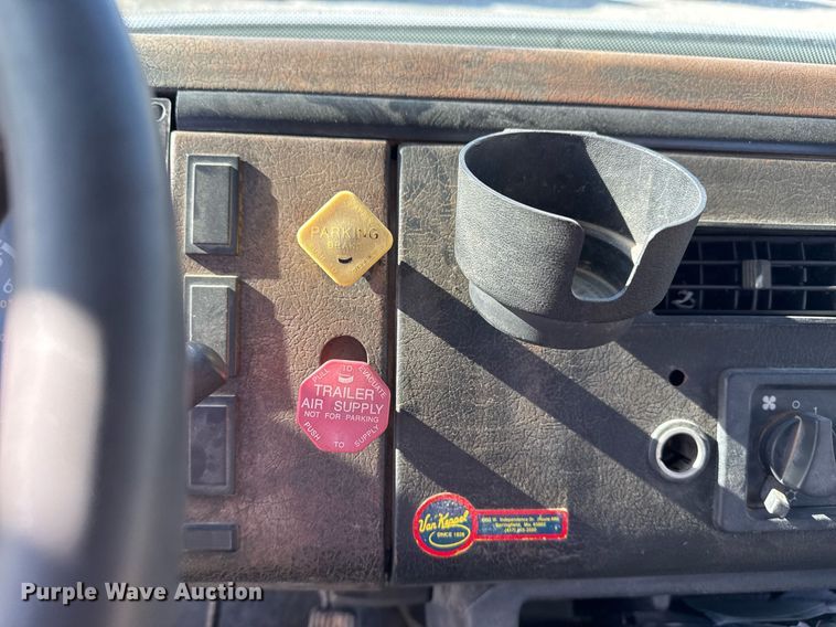 image for item DO7616 2001 Freightliner FL70 utility / service truck