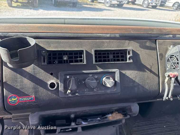 image for item DO7616 2001 Freightliner FL70 utility / service truck