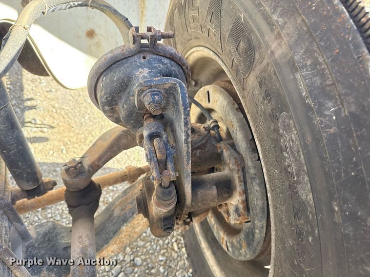 image for item DO7616 2001 Freightliner FL70 utility / service truck