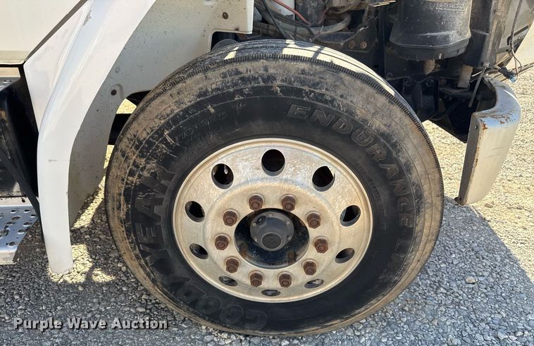 image for item DO7616 2001 Freightliner FL70 utility / service truck