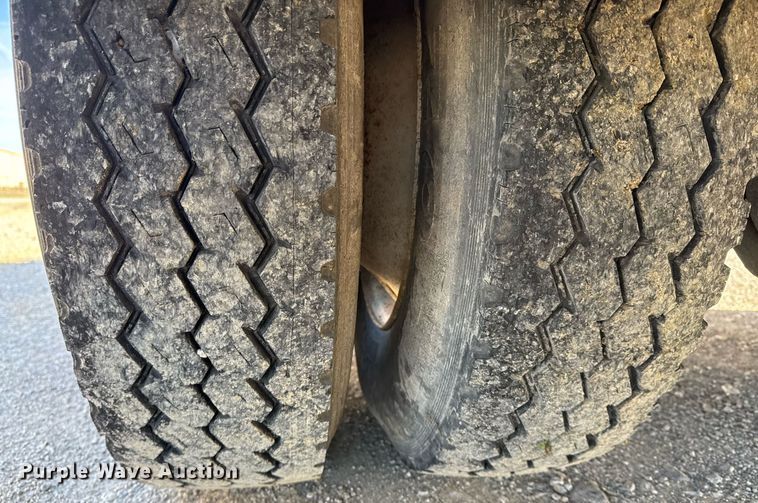 image for item DO7616 2001 Freightliner FL70 utility / service truck