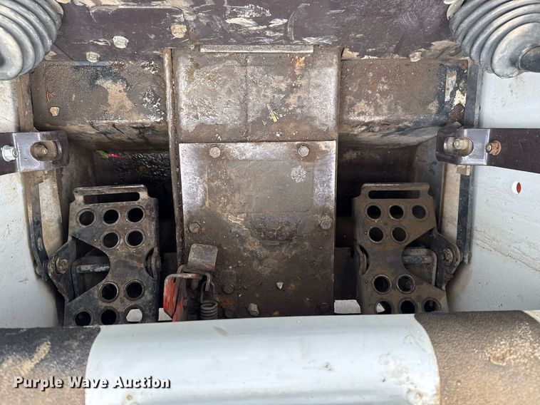 image for item DO7624 1998 Bobcat 763 skid steer loader