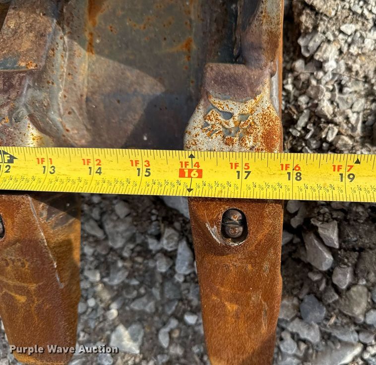 image for item DO7627 Bobcat MX3T bucket