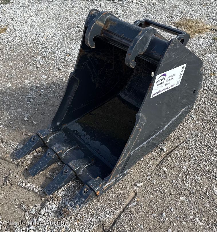 image for item DO7628 Bobcat MX4T bucket