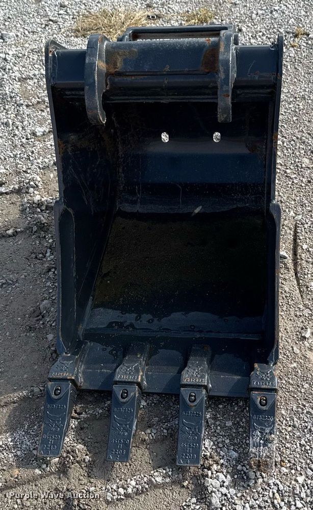 image for item DO7628 Bobcat MX4T bucket