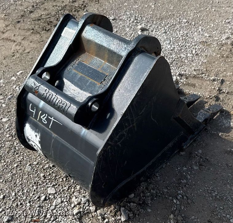 image for item DO7628 Bobcat MX4T bucket