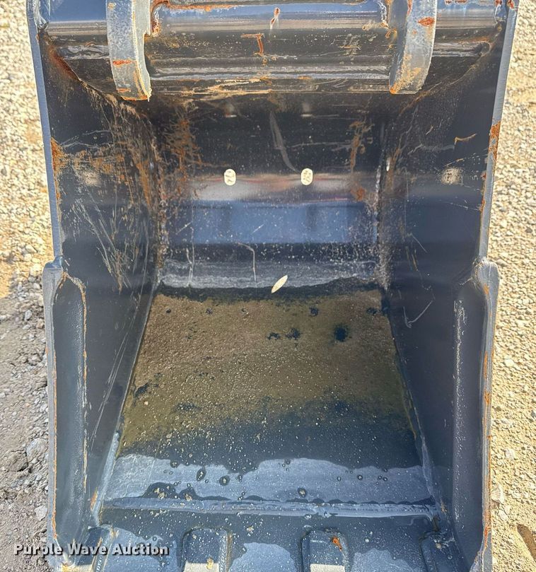 image for item DO7628 Bobcat MX4T bucket