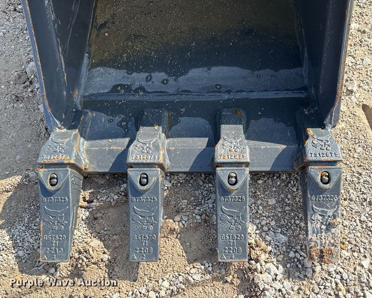 image for item DO7628 Bobcat MX4T bucket