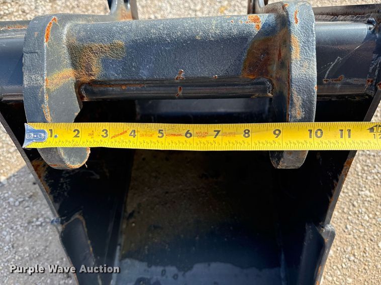 image for item DO7628 Bobcat MX4T bucket