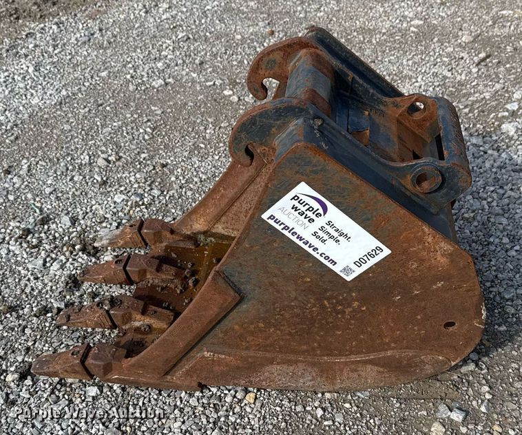 image for item DO7629 Bobcat MX4T bucket