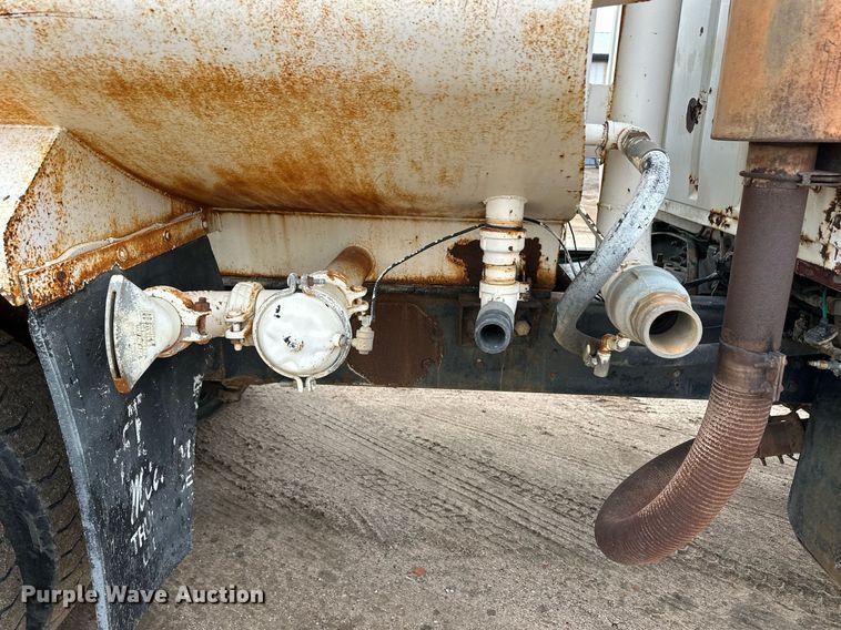 image for item DQ3179 1977 Ford water truck