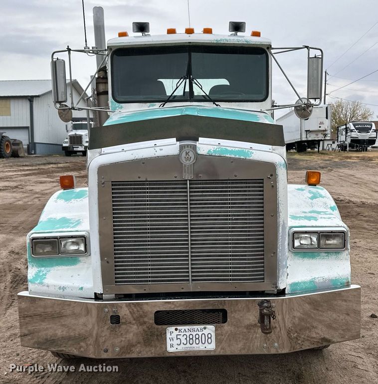 image for item DQ3181 1994 Kenworth T800 semi truck
