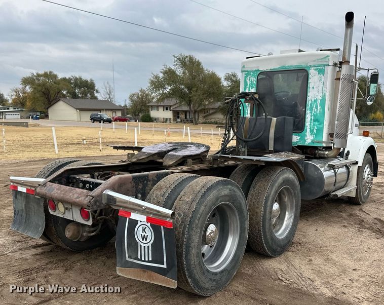 image for item DQ3181 1994 Kenworth T800 semi truck