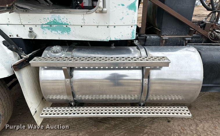 image for item DQ3181 1994 Kenworth T800 semi truck