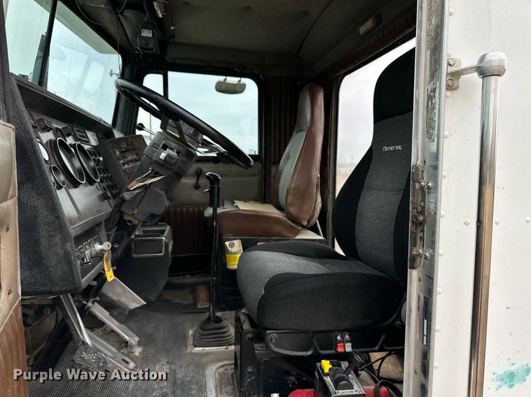 image for item DQ3181 1994 Kenworth T800 semi truck