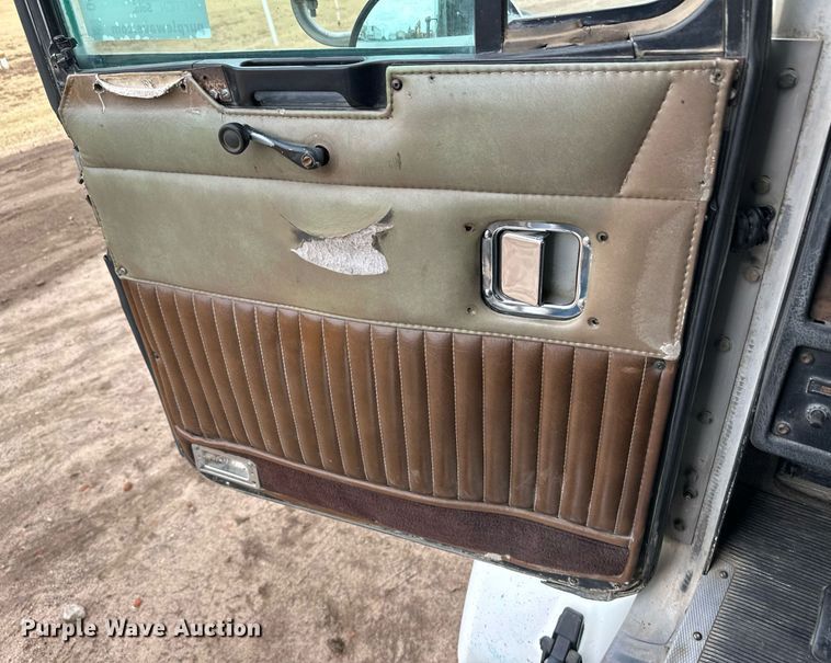 image for item DQ3181 1994 Kenworth T800 semi truck