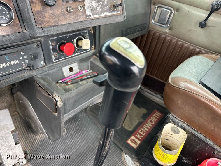 image for item DQ3181 1994 Kenworth T800 semi truck