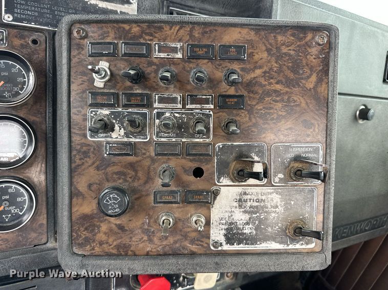 image for item DQ3181 1994 Kenworth T800 semi truck