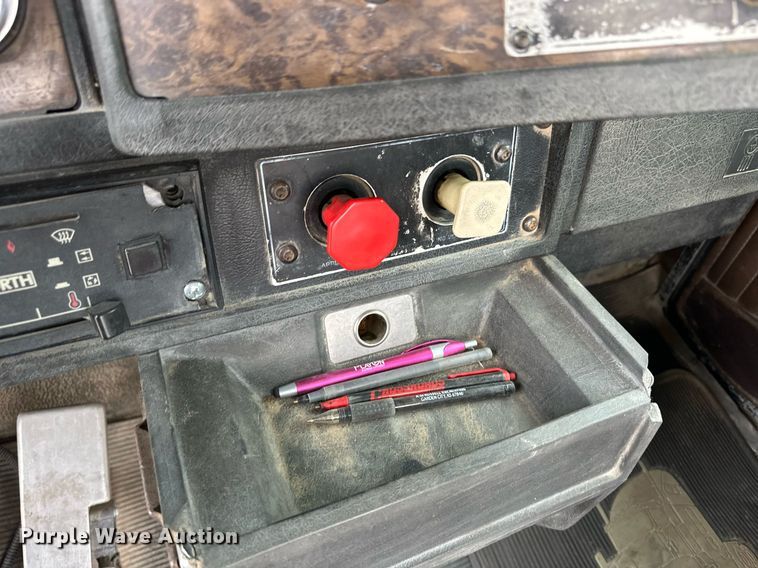 image for item DQ3181 1994 Kenworth T800 semi truck