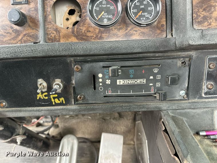 image for item DQ3181 1994 Kenworth T800 semi truck