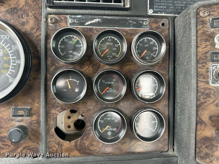 image for item DQ3181 1994 Kenworth T800 semi truck