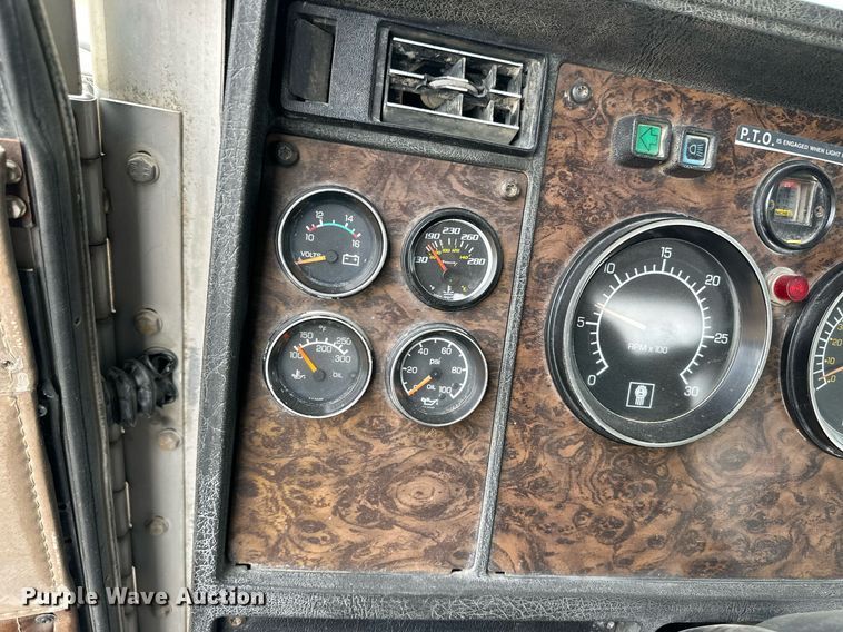 image for item DQ3181 1994 Kenworth T800 semi truck