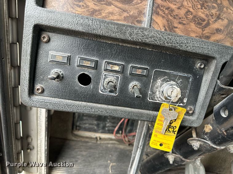 image for item DQ3181 1994 Kenworth T800 semi truck