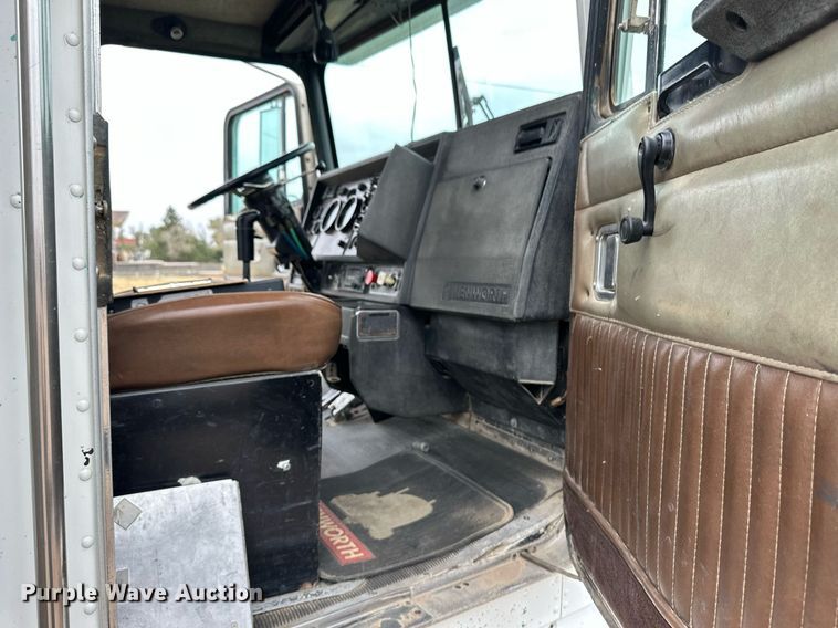 image for item DQ3181 1994 Kenworth T800 semi truck